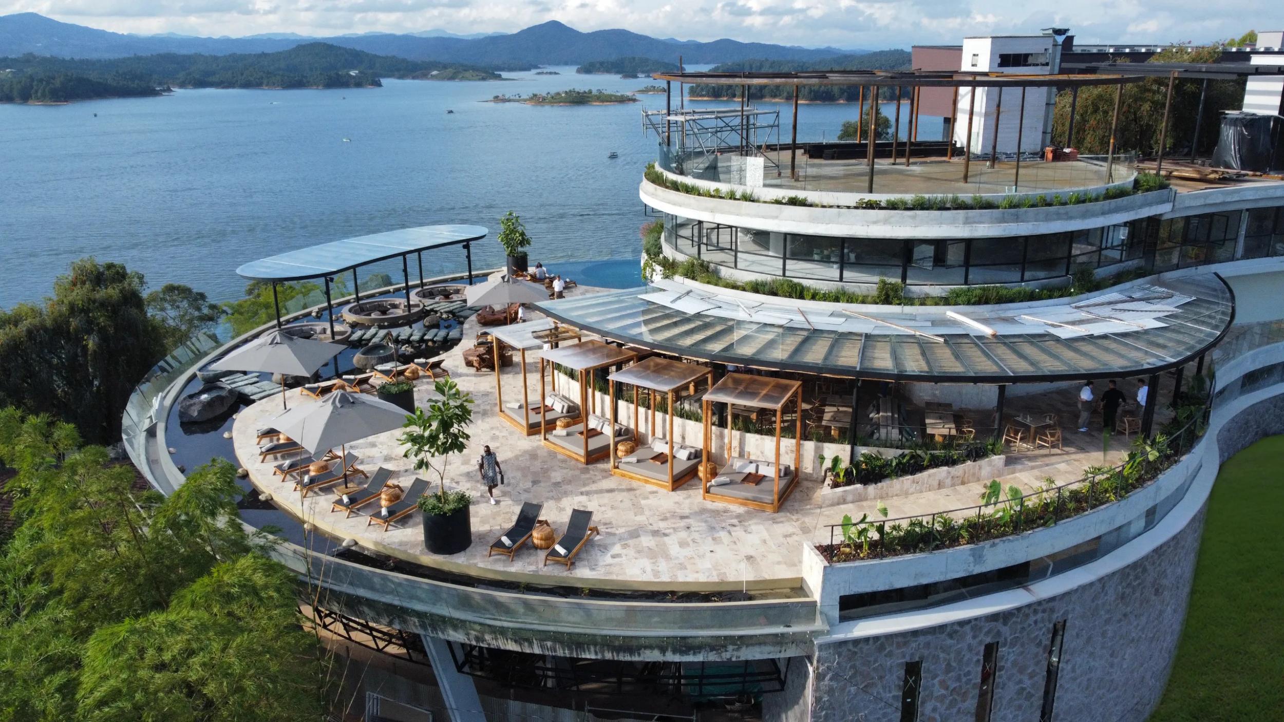 Piscina y restaurante del hotel The Brown en Guatapé, Antioquia, diseñado por Vicaría Arquitectura