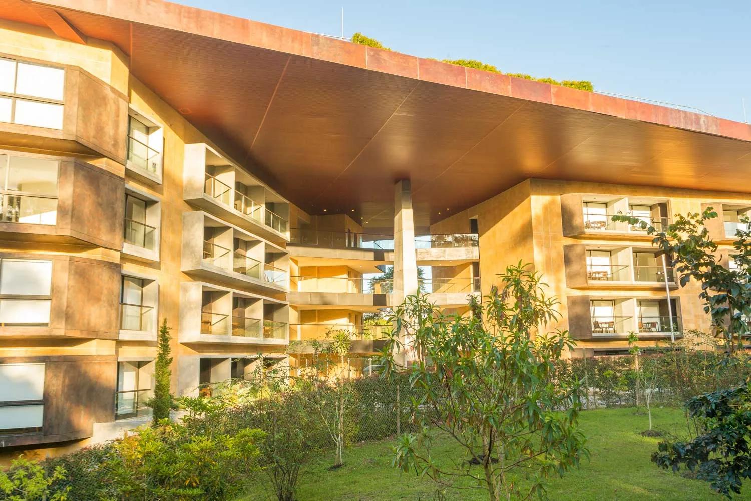 Balcones y ventanales de Travelers Rio Verde Living Suites en Rionegro, diseñado por Vicaría Arquitectura.