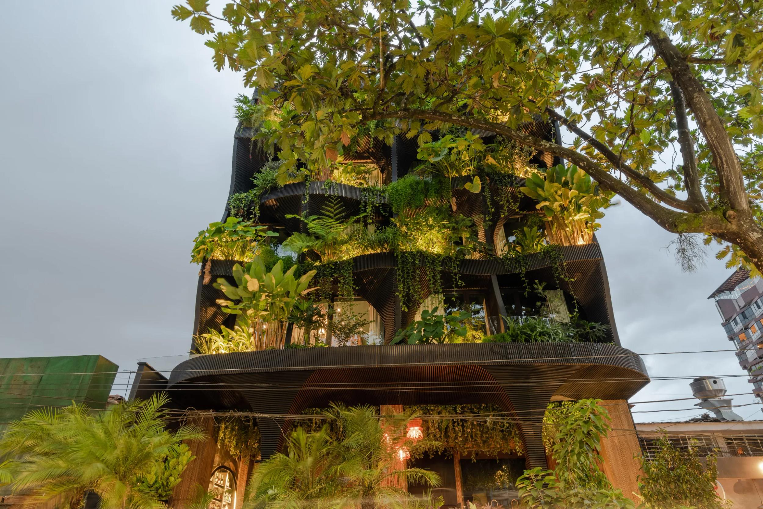Fachada orgánica con vegetación del hotel boutique Selvario 36 en Medellín, diseñado por Vicaría Arquitectura.